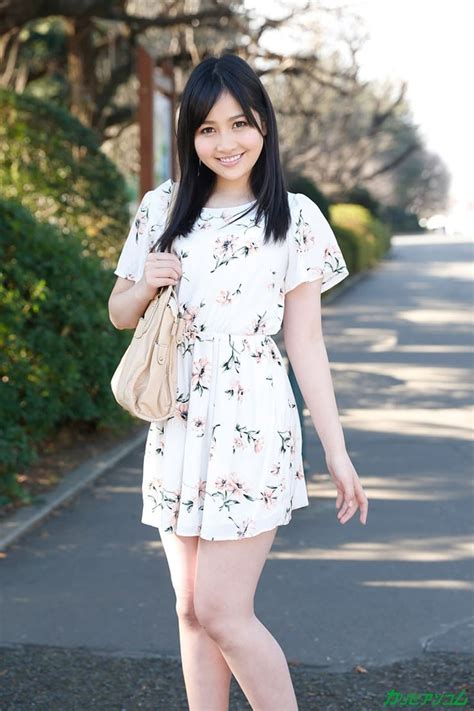 18-year-old'Risa Onodera'who involves the surroundings with a dazzling smile makes her exclusive debut. . Risa onodera
